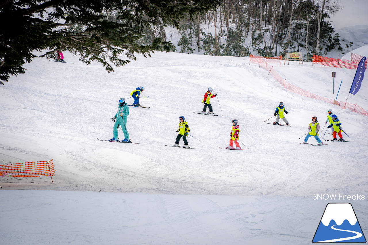 井山敬介さんと秋元日菜子さんのコンビは今年も健在！さらに、サプライズゲストも登場？！憧れのスキーヤーと一緒に雪と戯れ、『いちえ』の美味しいランチをいただく…。夢のようなイベント。めもるホールディングス presents プロスキーヤー・井山敬介さんと行く｜ダイナスティスキーリゾート